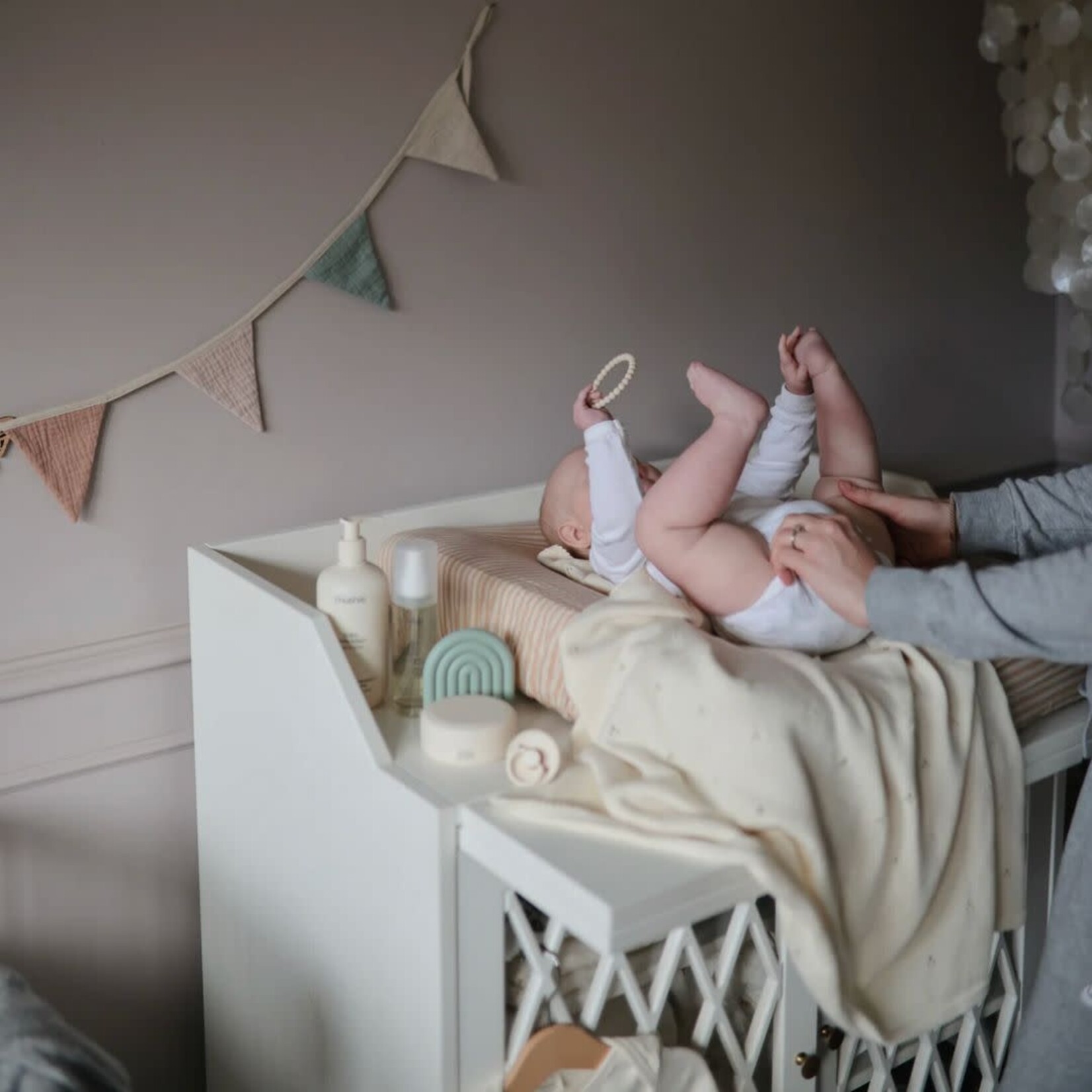 Mushie Pearl teether Bracelet || Linen/Peony/Pale Pink