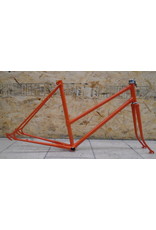 Cadre usagé en acier repeint orange 20"