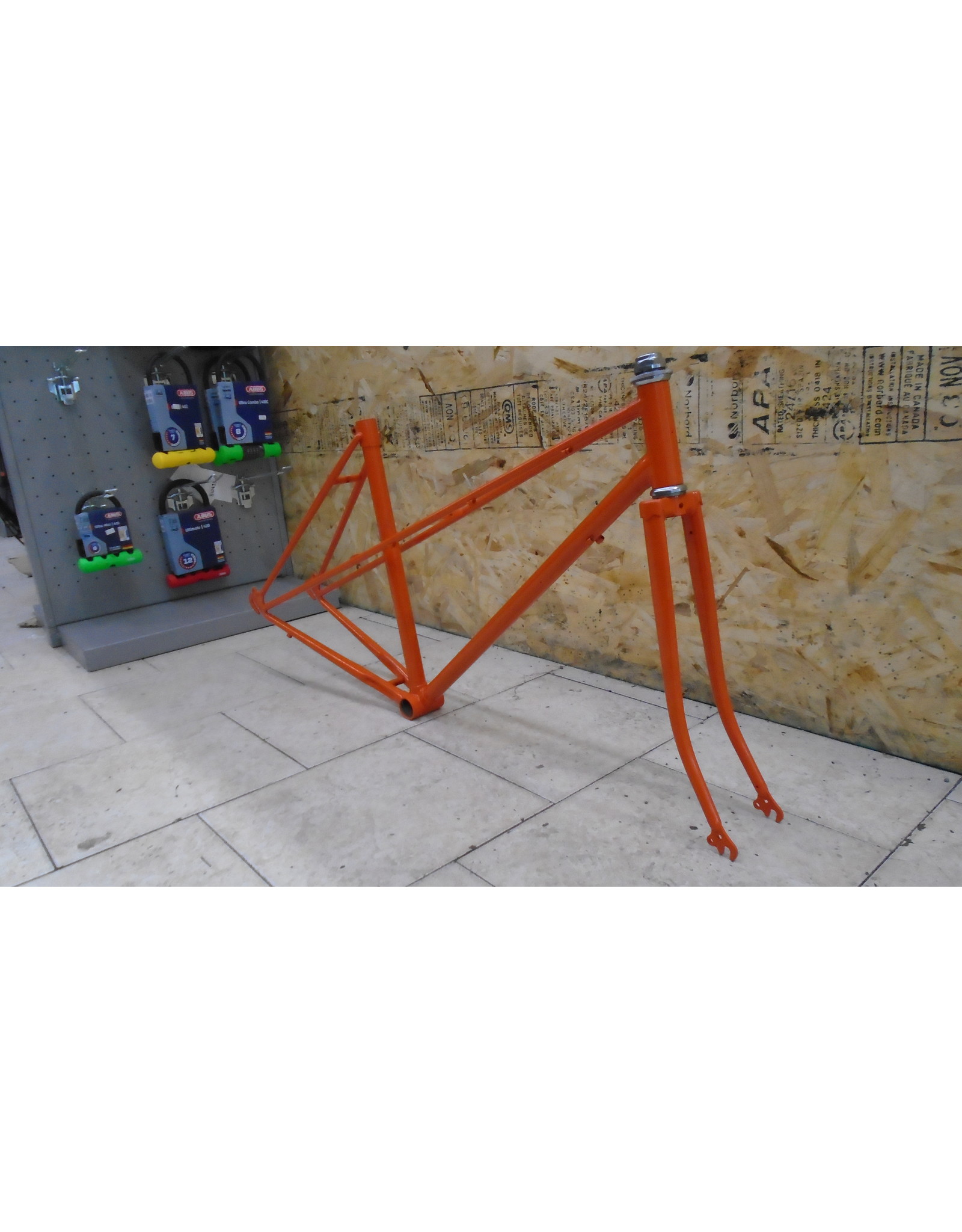 Cadre usagé en acier repeint orange 19"