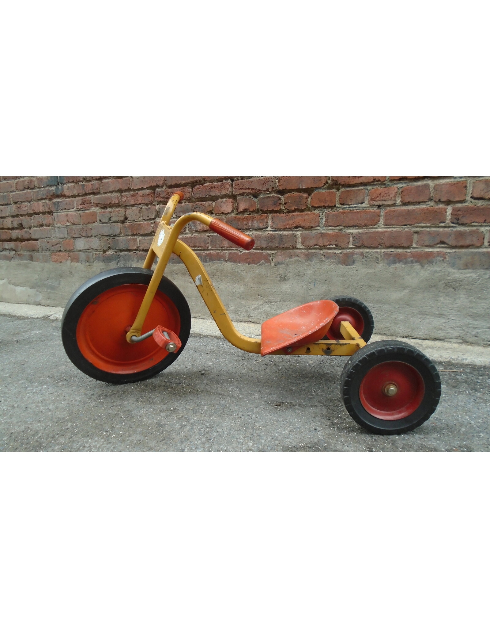 Tricycle pour enfant antique