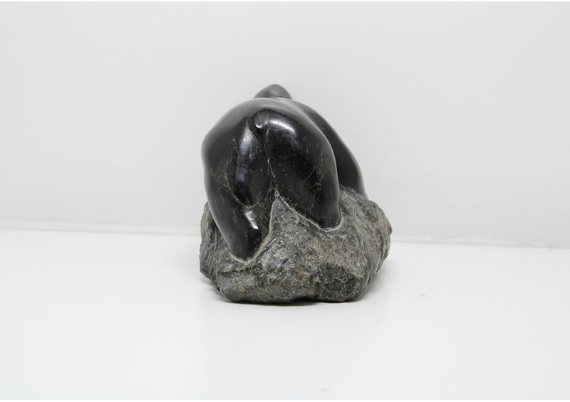 24285 Bear hunts seal by Lypa Pitsiulak