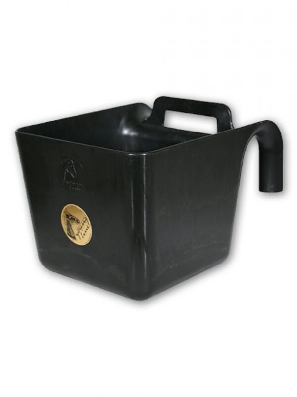 Matelevage Mangeoire en plastique 11L noire. Se fixe entre les barreaux des boxes à chevaux. 11’’ X 14’’ X 11’’hauteur