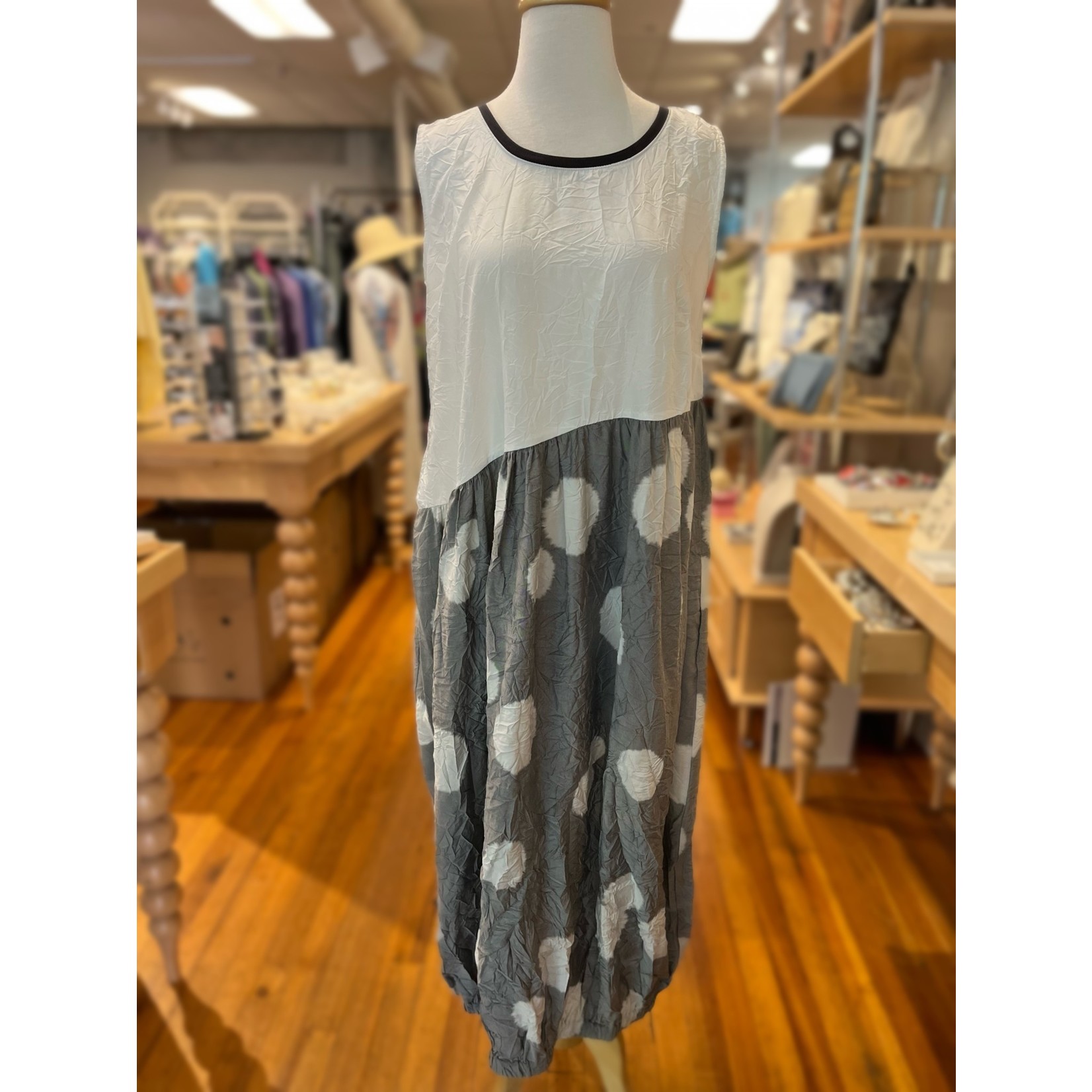Ariela U-Neck Short Sleeve Dress In Grey & White Polka Dots