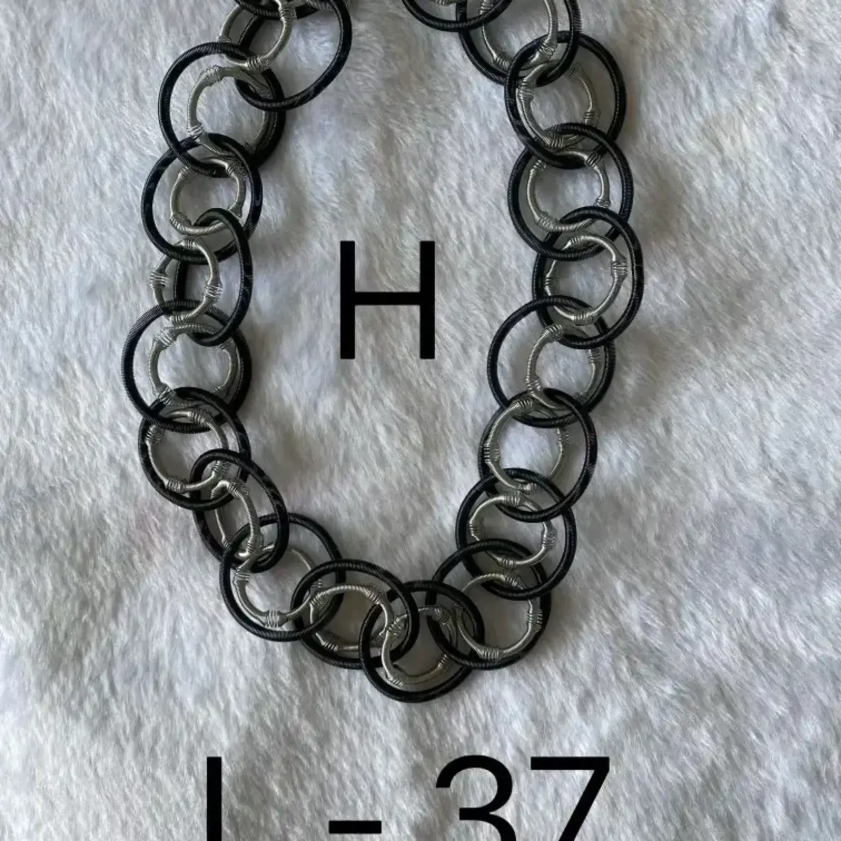 Sea Lily Silver/Black Textured Loop Short Necklace