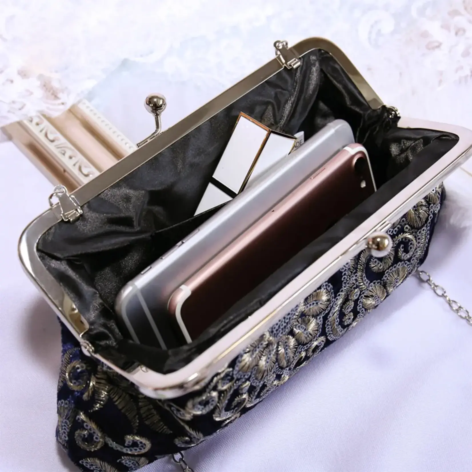 Retro Embroidered Beaded Evening Bag in Wine