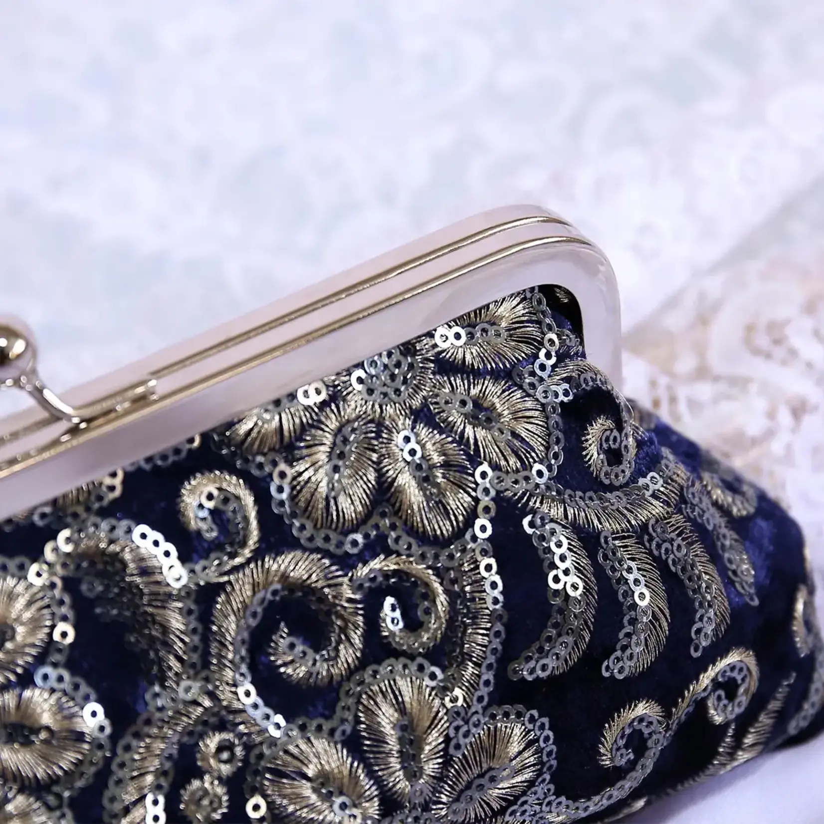 Retro Embroidered Beaded Evening Bag in Wine