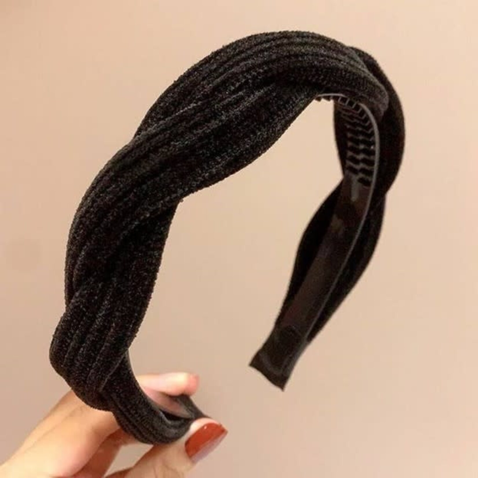 Cross Braids with Wide Teeth Headband in Black