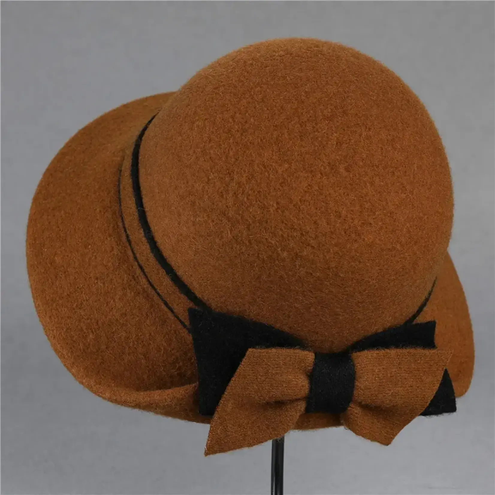 Caramel 100% Wool Back Upturn w/Bow in Black