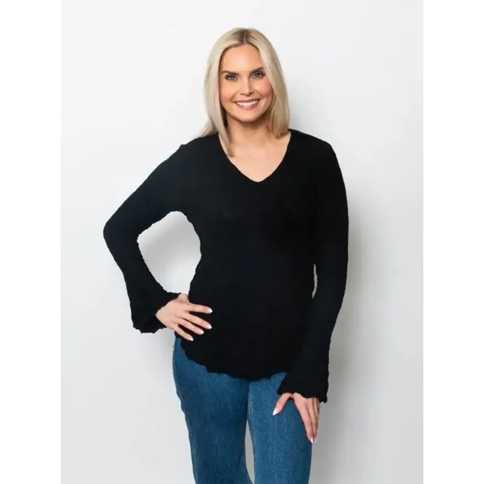 Dreamcatcher V-Neck Flounce Slv Top in Black