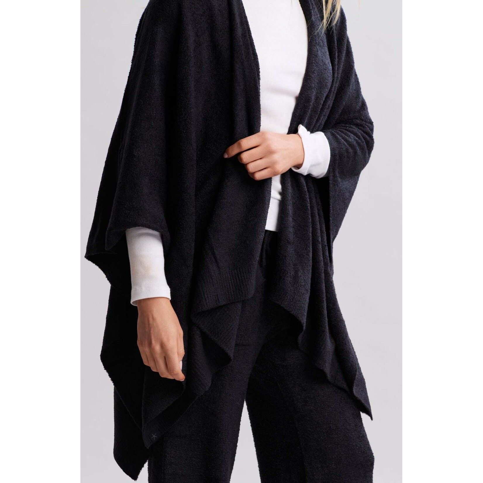Barefoot Dreams CozyChic Lite® Weekend Wrap In Black OS