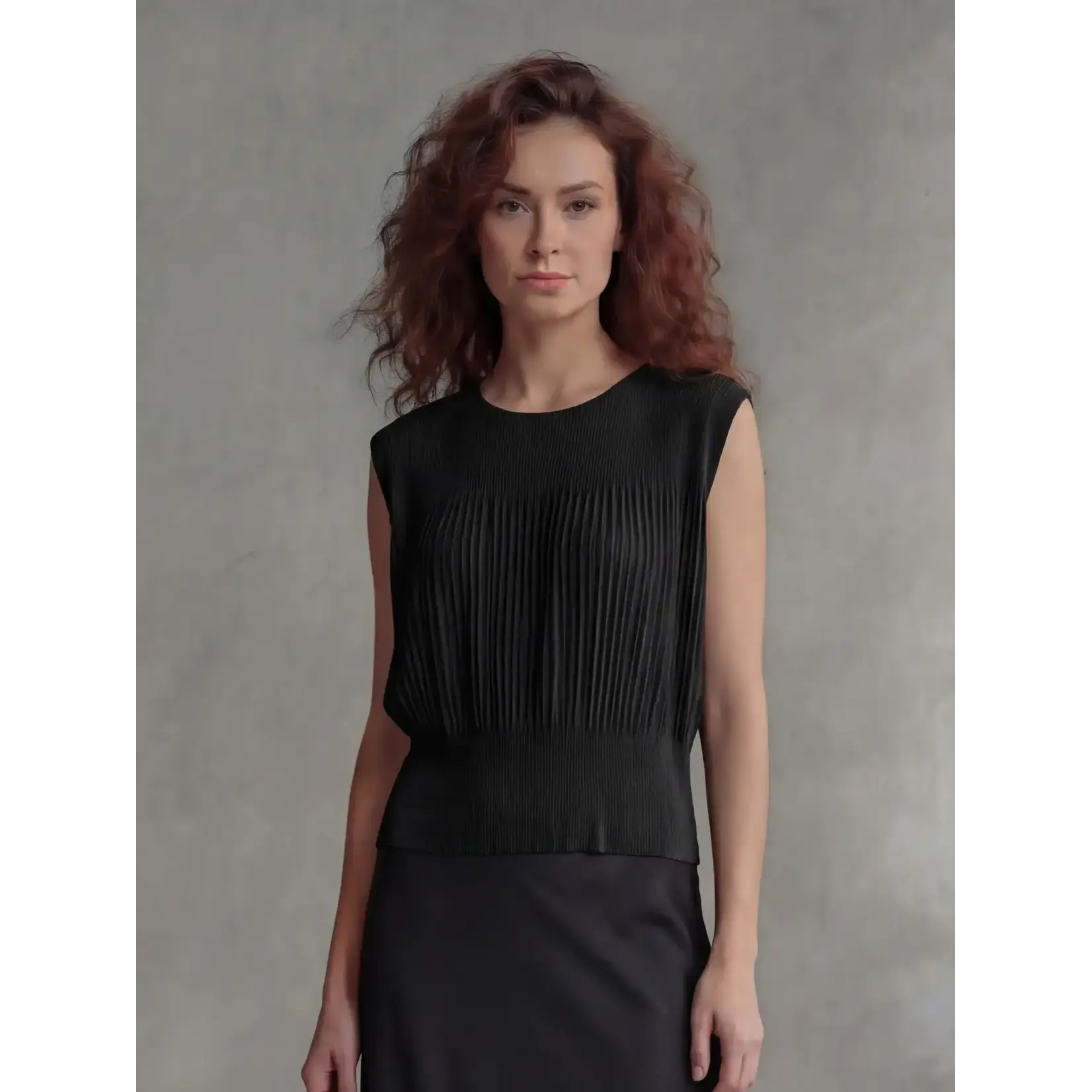 Ellyndale Pleating Sleeveless Chiffon Flow Top in Black OS