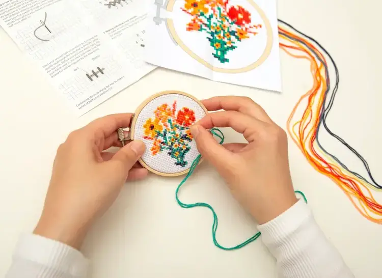 Kikkerland Kit de broderie au point de croix - Motif fleurs