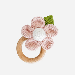 The Blueberry Hill Hochet de dentition coton crocheté - Fleur rose