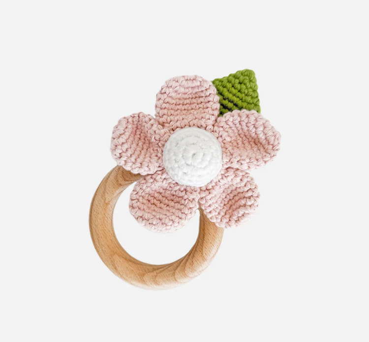 The Blueberry Hill Hochet de dentition coton crocheté - Fleur rose