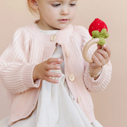 The Blueberry Hill Hochet de dentition coton crocheté - Fraise