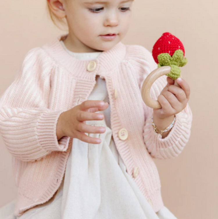 The Blueberry Hill Hochet de dentition coton crocheté - Fraise