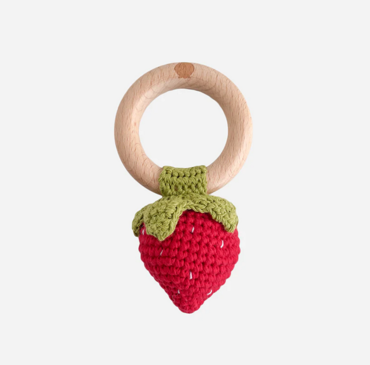 The Blueberry Hill Hochet de dentition coton crocheté - Fraise