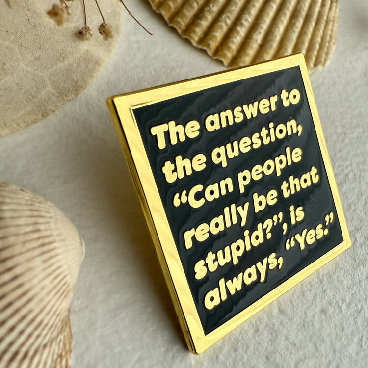 Pika & Bear Épinglette - Réponse universelle