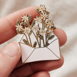 Mimi & August Épinglette - Letter full of flowers