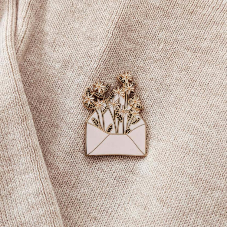 Mimi & August Épinglette - Letter full of flowers