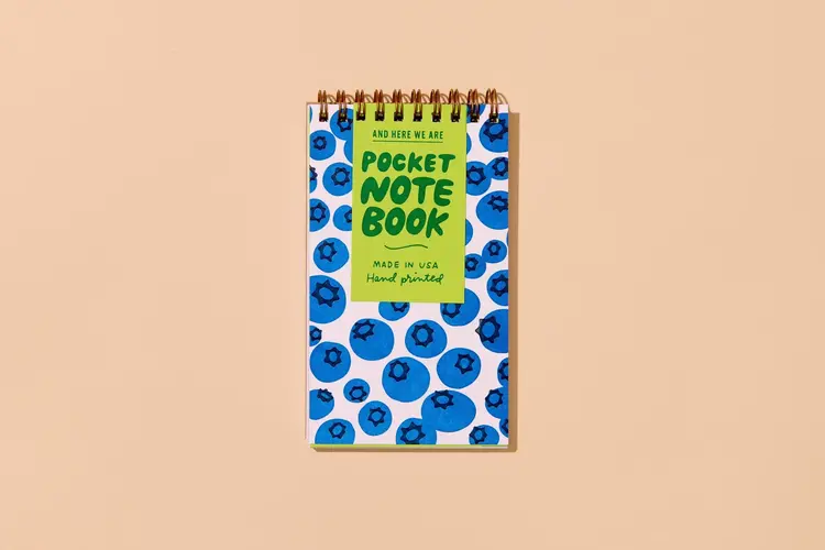 And Here We Are Carnet à spirale de poche - Myrtille