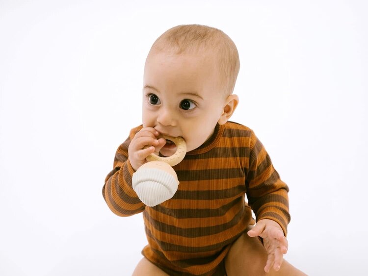 We are Gommu Hochet de dentition - Bébé gommu - Vanille