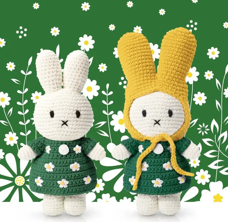 Just Dutch Peluche - Miffy - Robe verte avec chapeau jaune