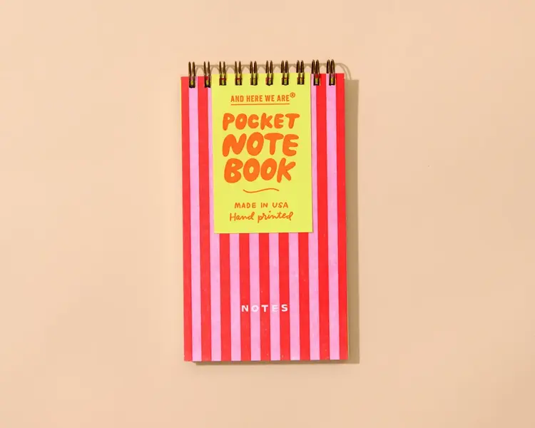 And Here We Are Carnet à spirale de poche - Rayures rouges et roses