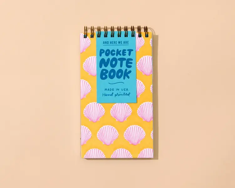 And Here We Are Carnet à spirale de poche - Coquillages roses