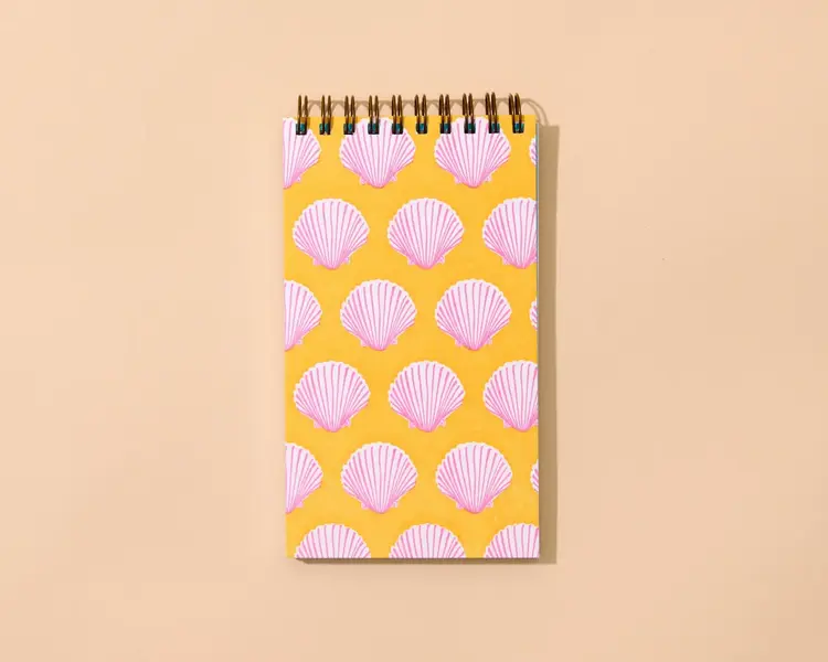 And Here We Are Carnet à spirale de poche - Coquillages roses