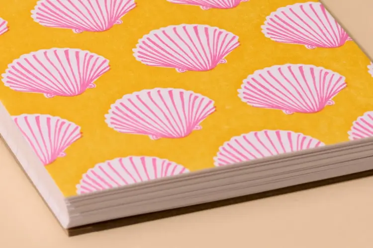 And Here We Are Carnet à spirale de poche - Coquillages roses