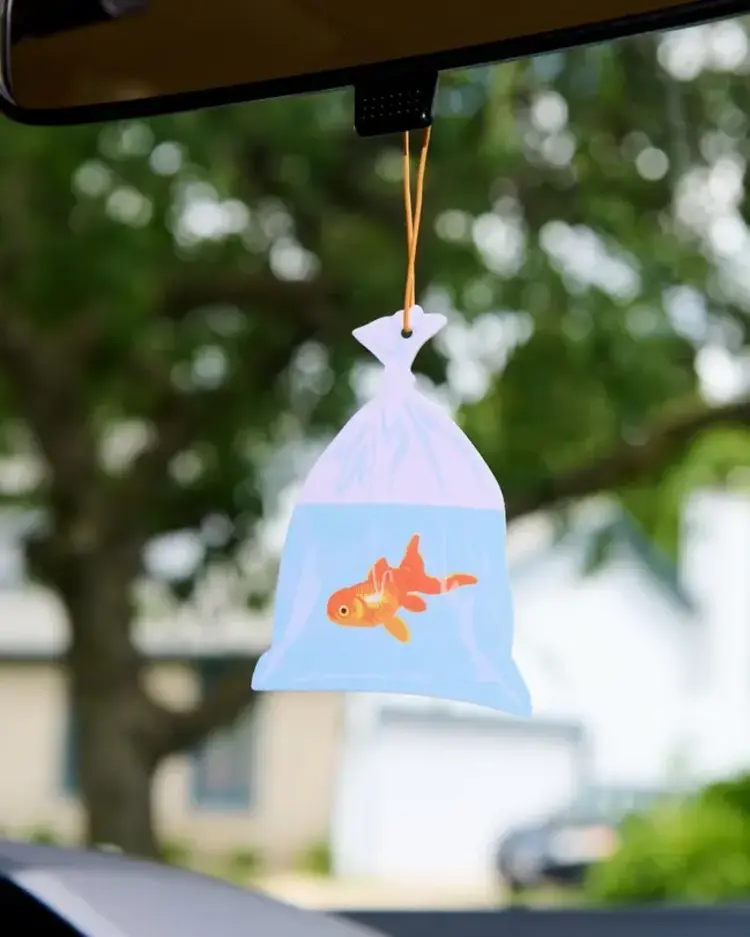 And Here We Are Parfum de voiture - Poisson rouge dans un sac