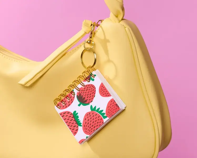 And Here We Are Breloque pour sac mini‑carnet - fraise
