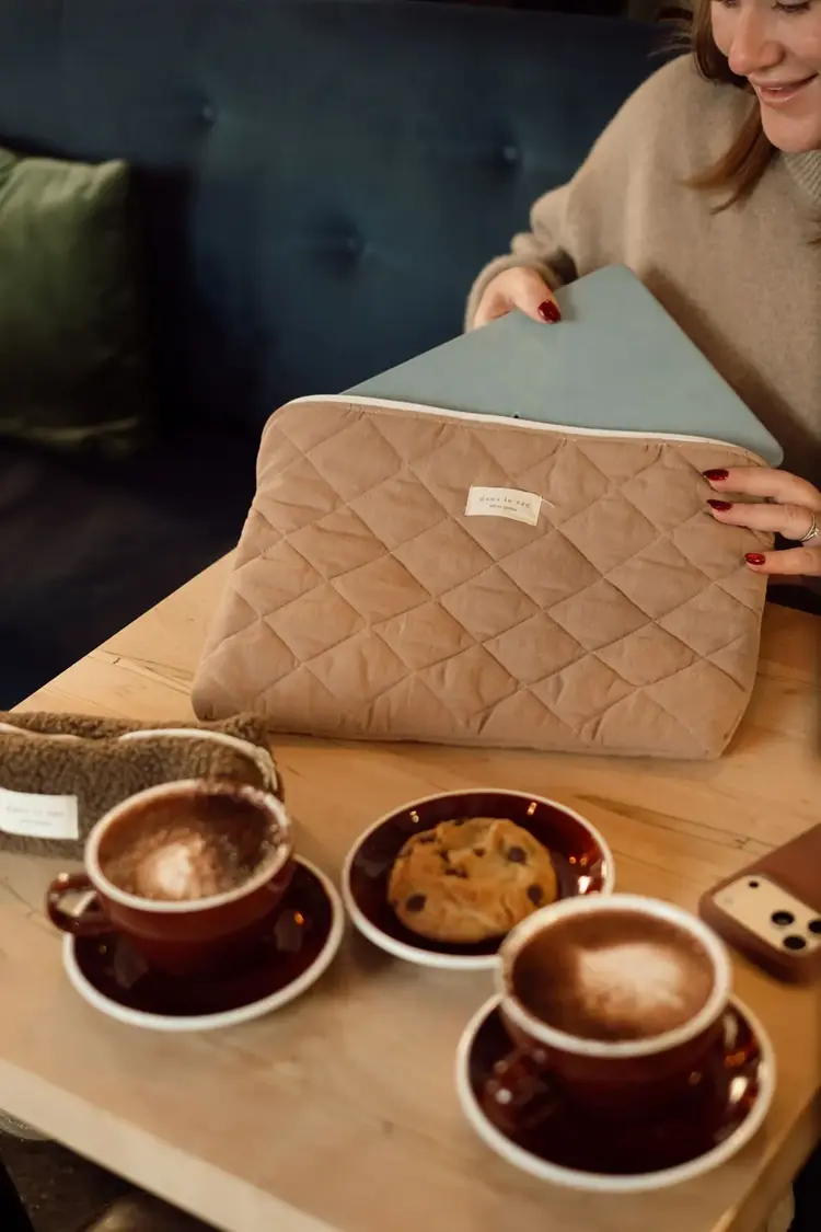 Dans le sac Pochette pour ordinateur - Tan