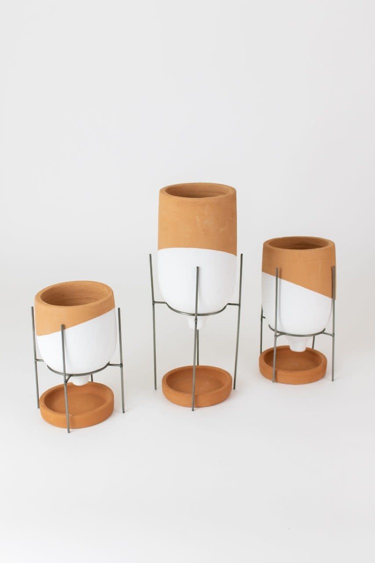 WHITE DIPPED CLAY POTS ON WIRE STAND