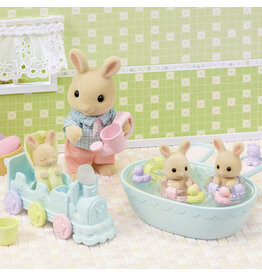 INTERNATIONAL PLAYTHINGS Calico Critters Triplets Baby Bathtime Set