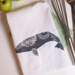 Makuw̓as Market Lynette Dawson- Summerfeldt Grey Whale Tea Towel, Grey
