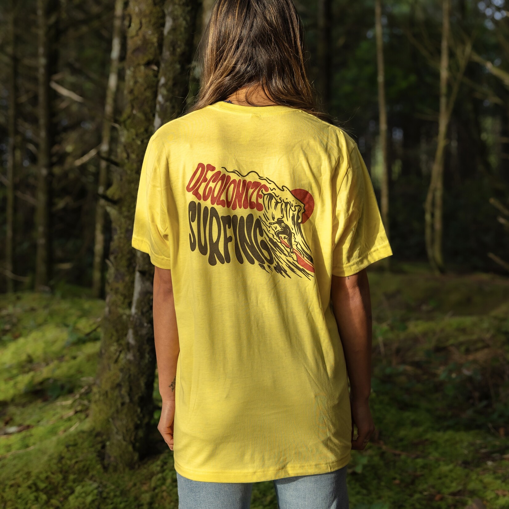 mułaa mulaa decolonize surfing t-shirt