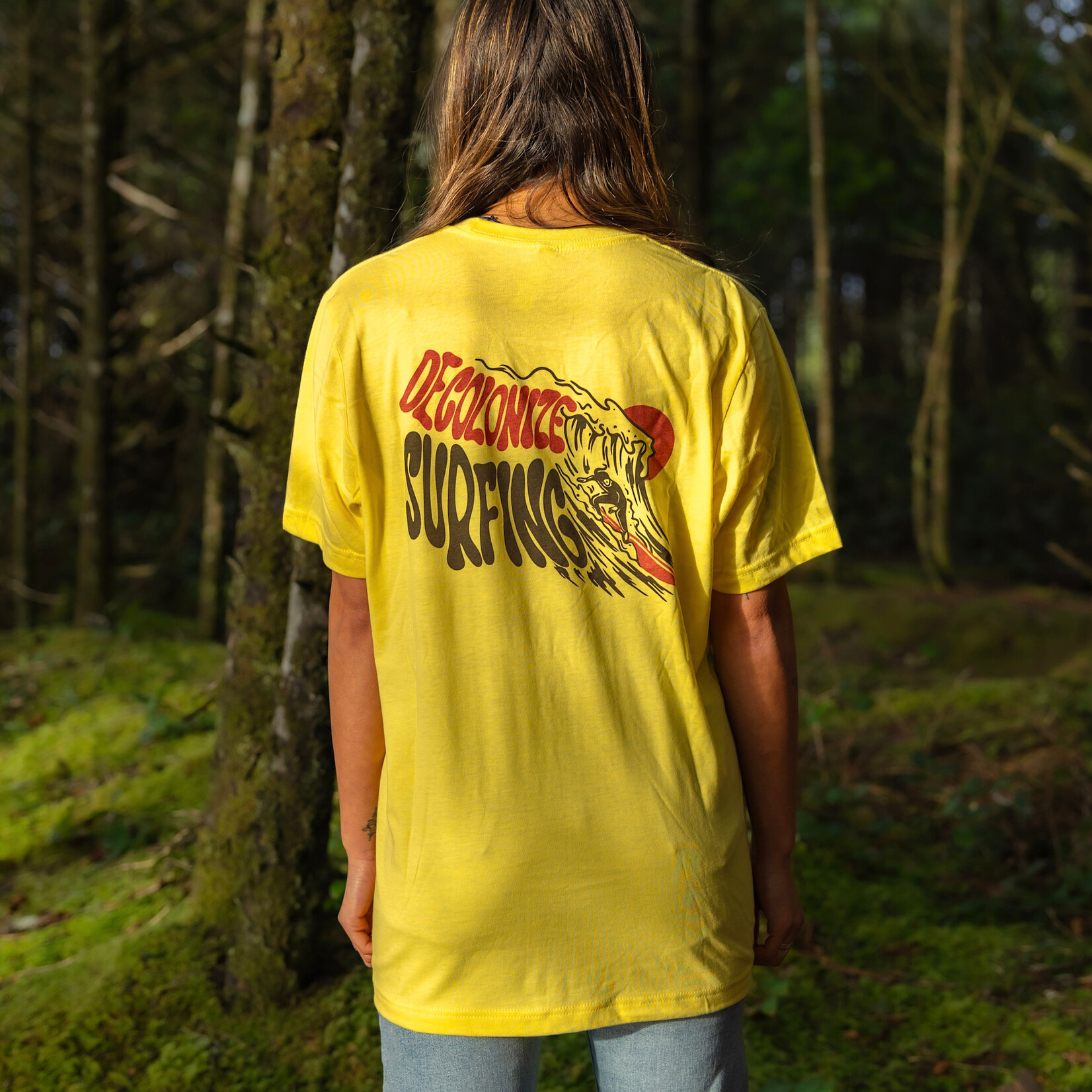 mułaa mulaa decolonize surfing t-shirt