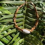 Elizabeth George Cedar bracelet with 1 shell