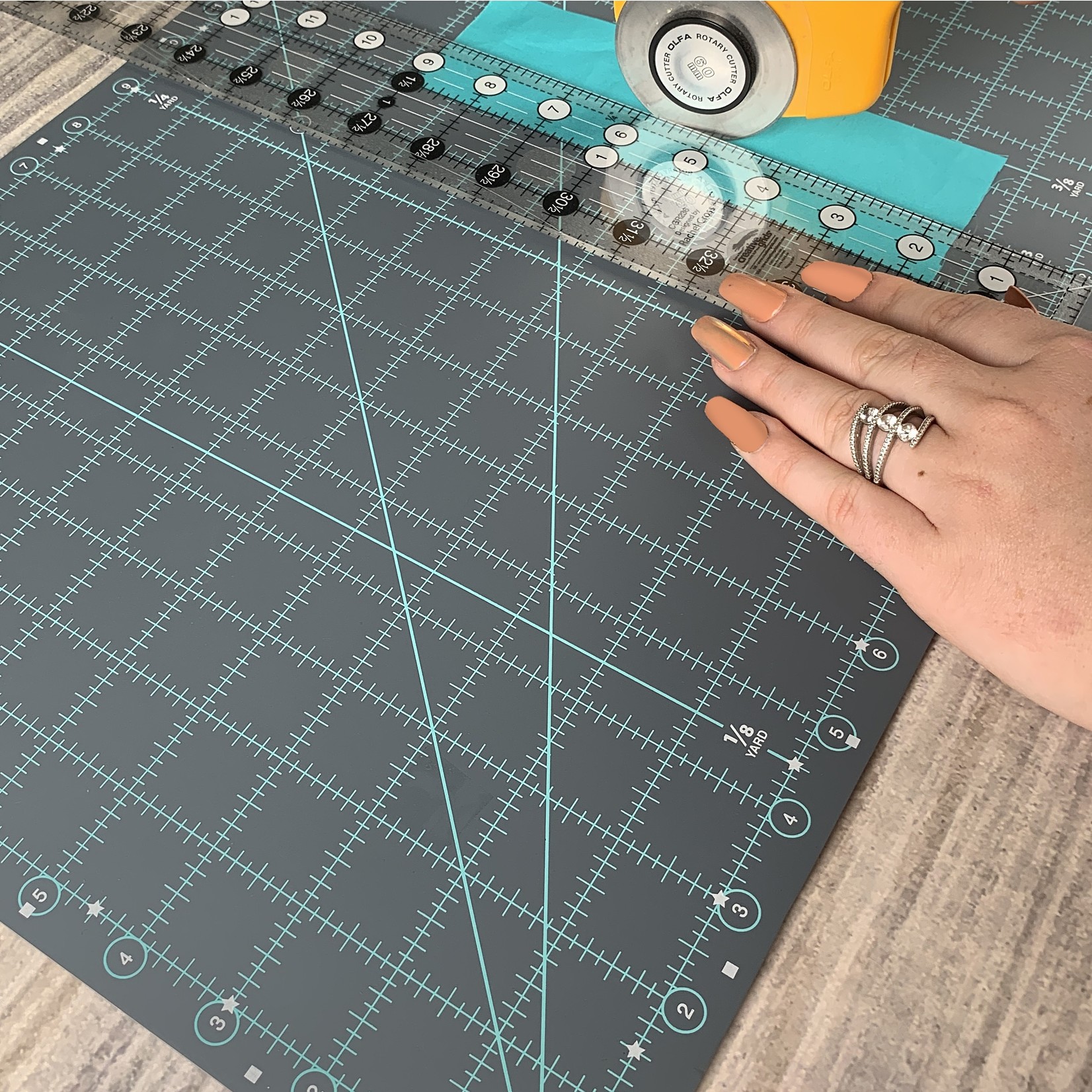 Creative Grids Creative Grids Cutting Mat Double-Sided 24X36” CGRMAT2436