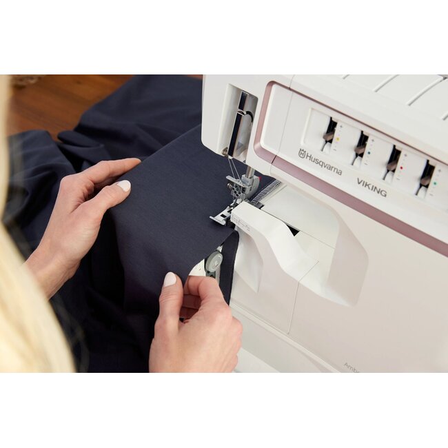 AMBER™  Air S|500 Coverlock Machine