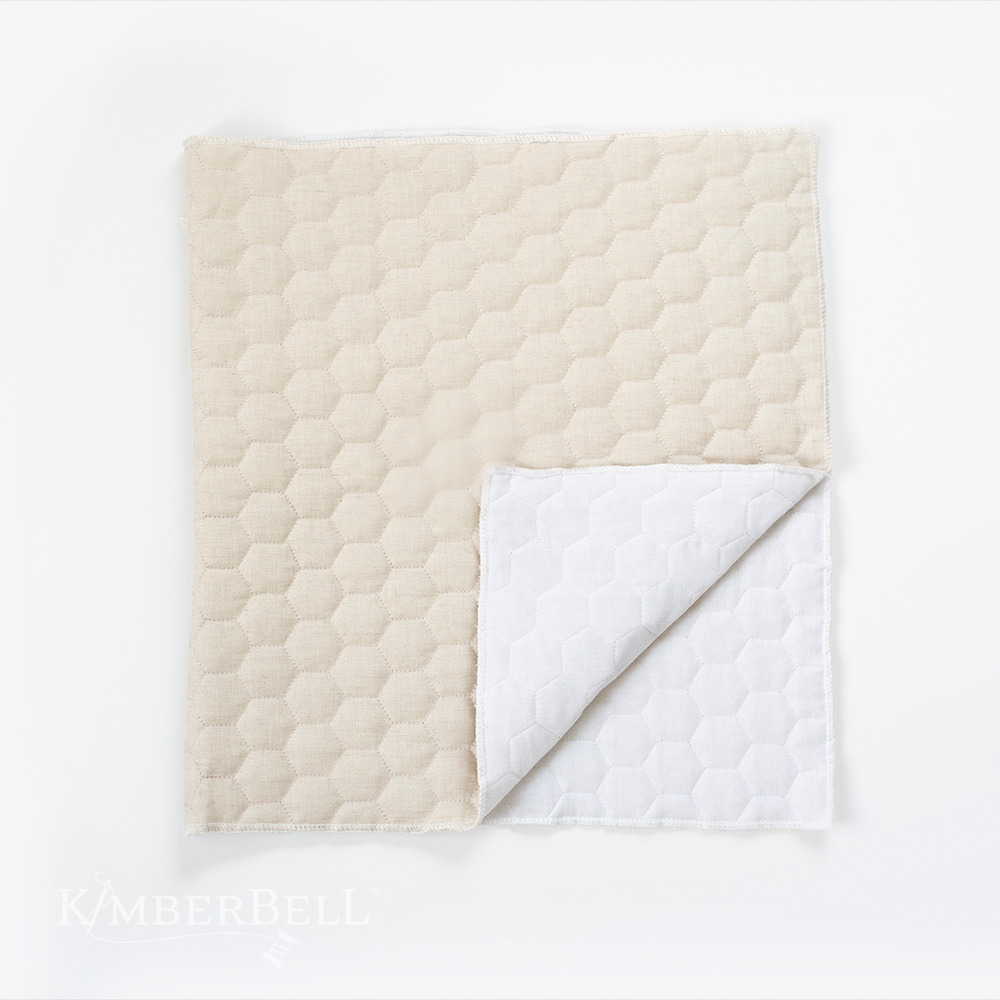 Kimberbell Housse de coussin matelassée vierge, carrée, 19 x 19 po, lin avoine, matelassage hexagonal