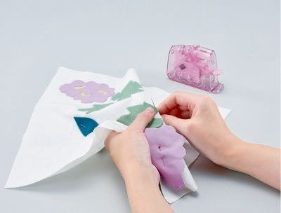 Clover Needlecraft Inc. Quick desk needle threader