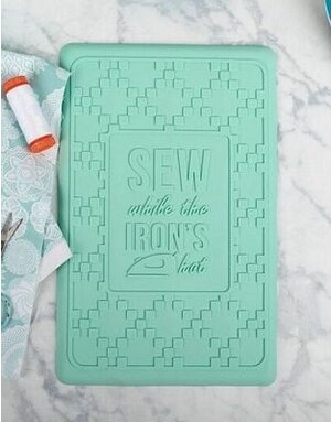 It's Sew Emma Repose-fer en silicone Sew Hot