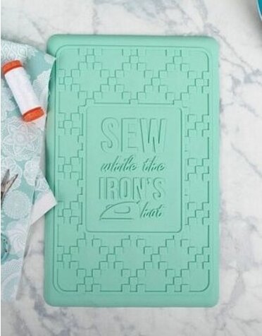It's Sew Emma Repose-fer en silicone Sew Hot