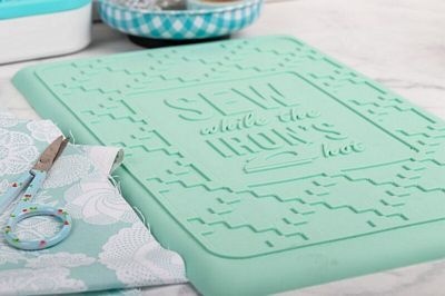 It's Sew Emma Repose-fer en silicone Sew Hot