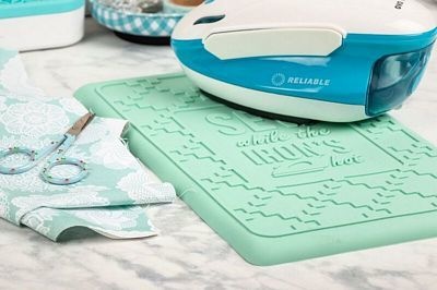 It's Sew Emma Repose-fer en silicone Sew Hot