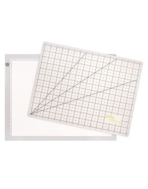 Nifty Notions La boîte lumineuse Nifty Notions 17 X 13 poucesTrace & Trim Studio est une boîte à lumière LED ultra-mince combinée à un tapis de coupe