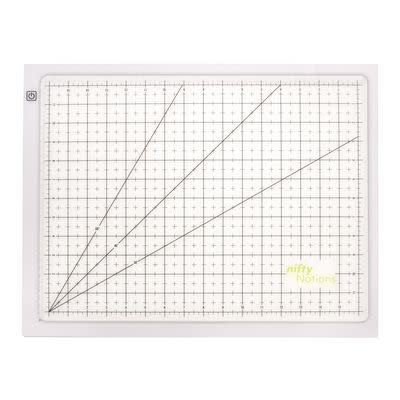 Nifty Notions La boîte lumineuse Nifty Notions 17 X 13 poucesTrace & Trim Studio est une boîte à lumière LED ultra-mince combinée à un tapis de coupe